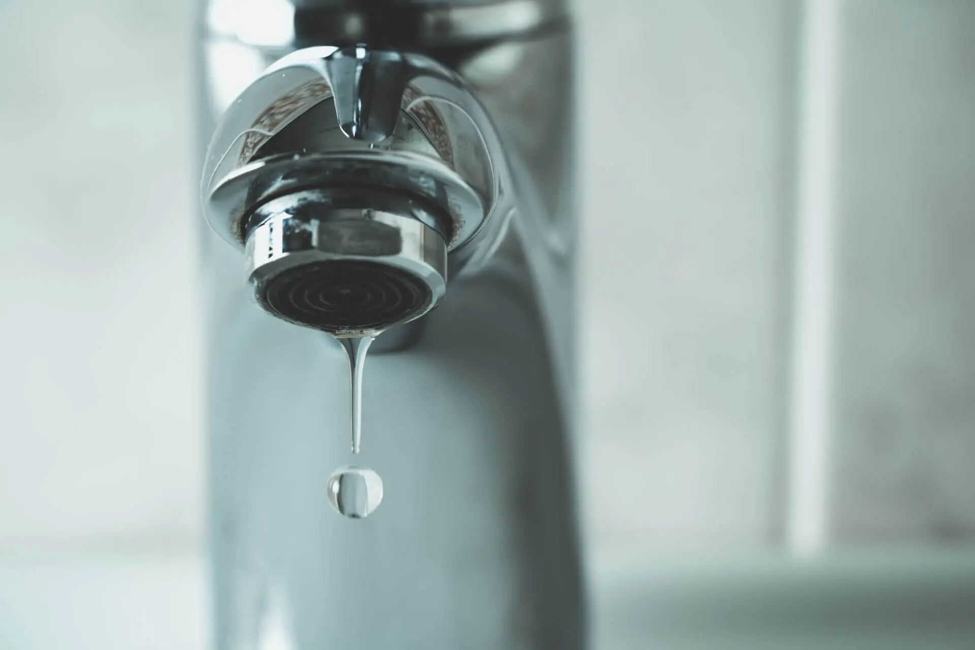 Leaking mixer tap